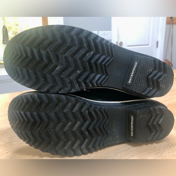 Sorel waterproof winter boots. Size 9 - Picture 2 of 6